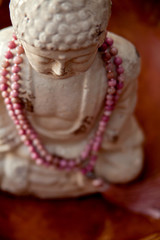 Betender Buddha mit Mala in Meditation