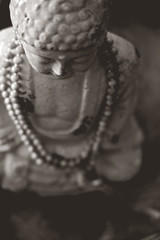 Betender Buddha mit Mala in Meditation