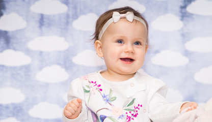 Fototapeta Uśmiechająca się śliczna mała dziewczynka portret   obraz