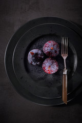 Fig on a black plate, Feige auf schwarzem Teller 