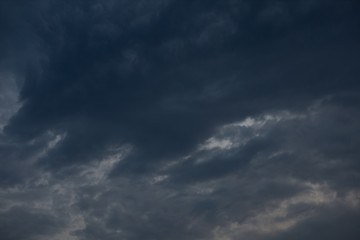 Obraz premium Background of dark sky and cloud before rain