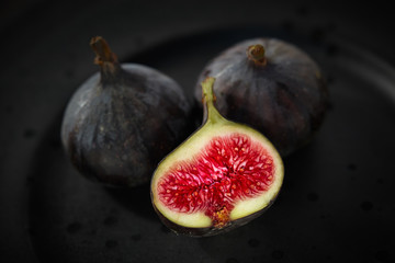 fig , Feige auf schwarzem Teller 