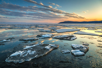 Obraz premium Ice drift on lake Baikal near the source of the Angara river at sunset