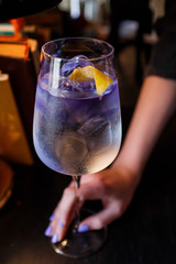 Obraz premium alcoholic cocktail in women's hands