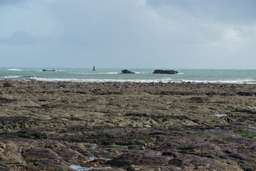 Plage de la ville de Loctudy en Bretagne dans le Finistère vagues puissantes, digue aux formes...