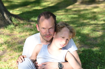 Vater und Sohn im Park