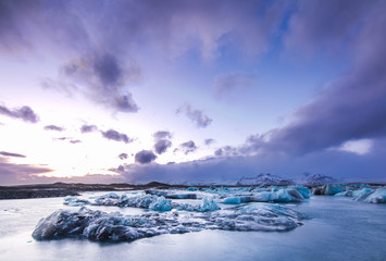 Atardecer sobre glaciar de Islandia