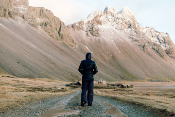Hombre caminando. Senderista por Islandia
