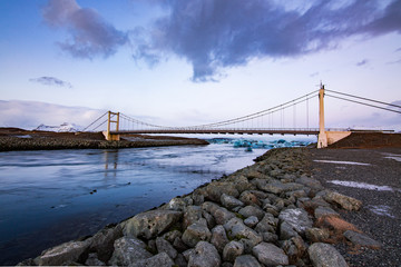 Playa de arena negra y hielo. Amanecer en Islandia