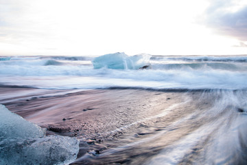 Playa de arena oscura y hielo. Amanecer en Islandia