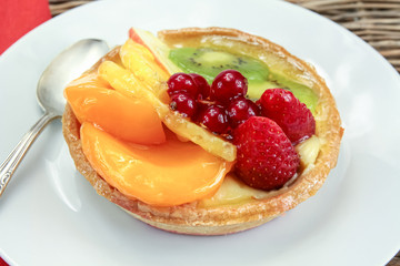 tartelette aux fruits dans une assiette