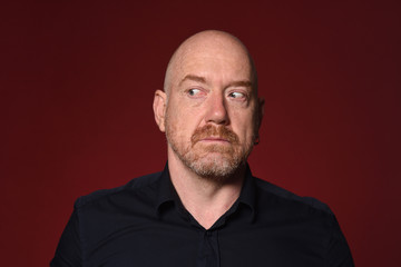 Obraz premium man looking to the side on red background, serious