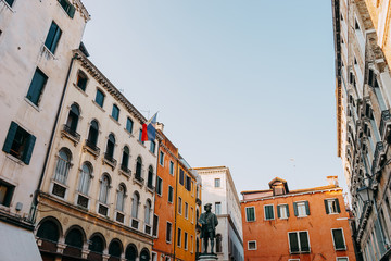 Fototapeta premium Monument to the playwright Carlo Goldoni on the background of colorful houses | VENICE, ITALY - 16 SEPTEMBER 2018.