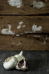 Bodegón con tres ajos con fondo de madera marrón y copyspace