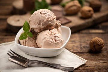 Hazelnut Icecream. Cream, almond.