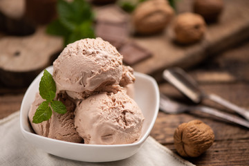 Hazelnut Icecream. Cream, almond.
