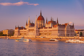 Obraz premium sunset over the river in the city of Budapest with the Parliament