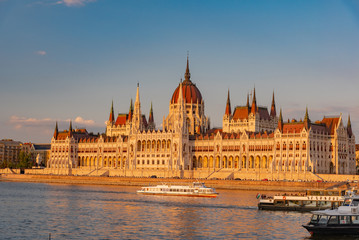 Fototapeta premium sunset over the river in the city of Budapest with the Parliament