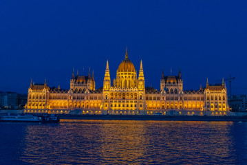 Fototapeta premium sunset over the river in the city of Budapest with the Parliament