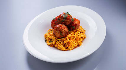 Delicioso plato de pasta con albóndigas.