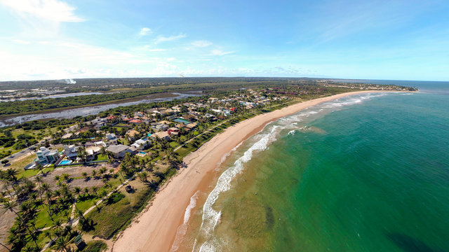 Imagem A&eacute;rea da praia de Guarajuba, localizada a 42 km de Salvador, no munic&iacute;pio de Cama&ccedil;ari, Brasil