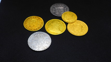 Dolar Español. Monedas de ocho escudos y ocho reales de oro y plata de España