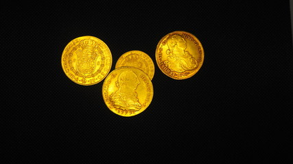 Dolar Español. Monedas de ocho escudos y ocho reales de oro y plata de España