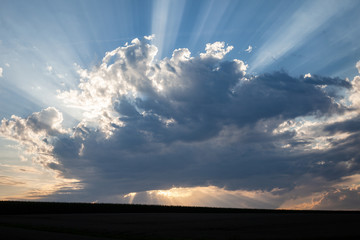 Wolken und Sonnenstrahlen