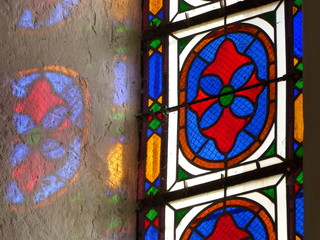 vitraux mur pierre église couleur verre vitrail  rouge bleu lumière gros plan macro détail