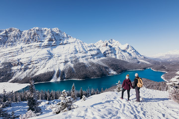 Payto Lake en invierno y pareja © SaskiaBauerPhoto