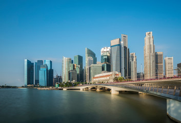 Fototapeta premium Krajobraz miasta Singapuru w czasie dnia rano