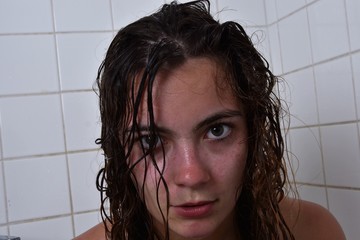 Jeune femme en colère après viol