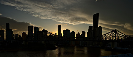 Obraz na płótnie Canvas The skyline of Brisbane and the Story Bridge
