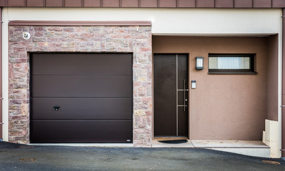 Obraz na płótnie Canvas Entry of a modern house with garage in an estate