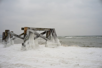 zima morze bałtyckie mróz lód sople woda 