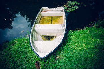 łódka woda staw jezioro trawa lato pływanie
