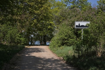 drogowy znak przy drodze w lesie 