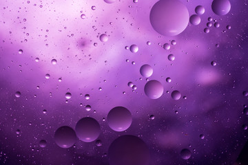 bunte Blasen aus Öl und Wasser