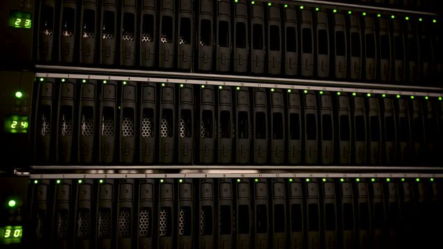 Datensicherung Festplatten f&uuml;r ein Blade Enclosure im Rechenzentrum - Bladecenter Netzwerk in einem Server-Rack 