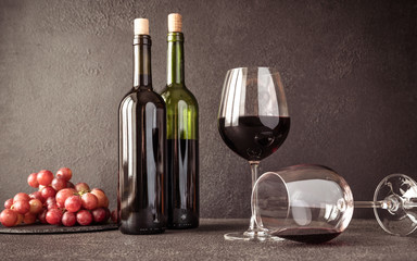 Red wine with bunch of grapes