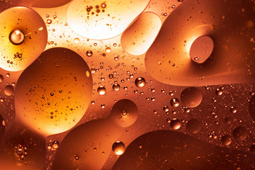 bunte Blasen aus Öl und Wasser