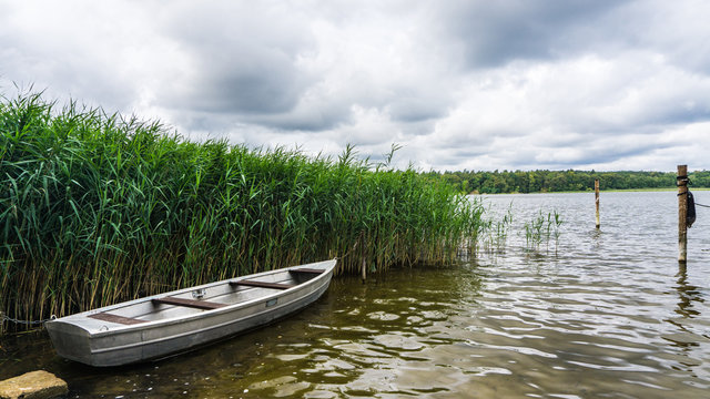 angetaeutes Ruderboot im Rheinsberger See