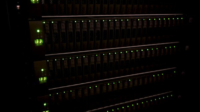 Datensicherung Festplatten f&uuml;r ein Blade Enclosure im Rechenzentrum - Bladecenter Netzwerk in einem Server-Rack 