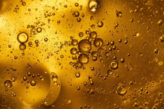 goldene Blasen aus &Ouml;l und Wasser