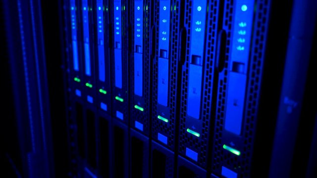 Datensicherung Festplatten f&uuml;r ein Blade Enclosure im Rechenzentrum - Bladecenter Netzwerk in einem Server-Rack 