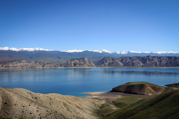 Fototapeta na wymiar Toktogul Reservoir and Tian Shan mountains view by spring, Kyrgyzia