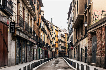 Fototapeta na wymiar Calles del centro Madrid vacias debido al confinamiento derivado de la pandemia mundial covid-2019