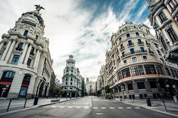 Deurstickers Straten van het centrum van Madrid leeg vanwege de opsluiting als gevolg van de wereldwijde pandemie covid-2019 © Sergio