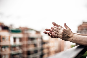 Señora desde su balcón de Madrid aplaude y agradece  a los médicos el esfuerzo que están...