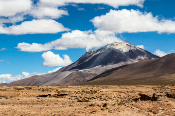 Fototapeta na wymiar view of the Volcana Olague in Bolivia 